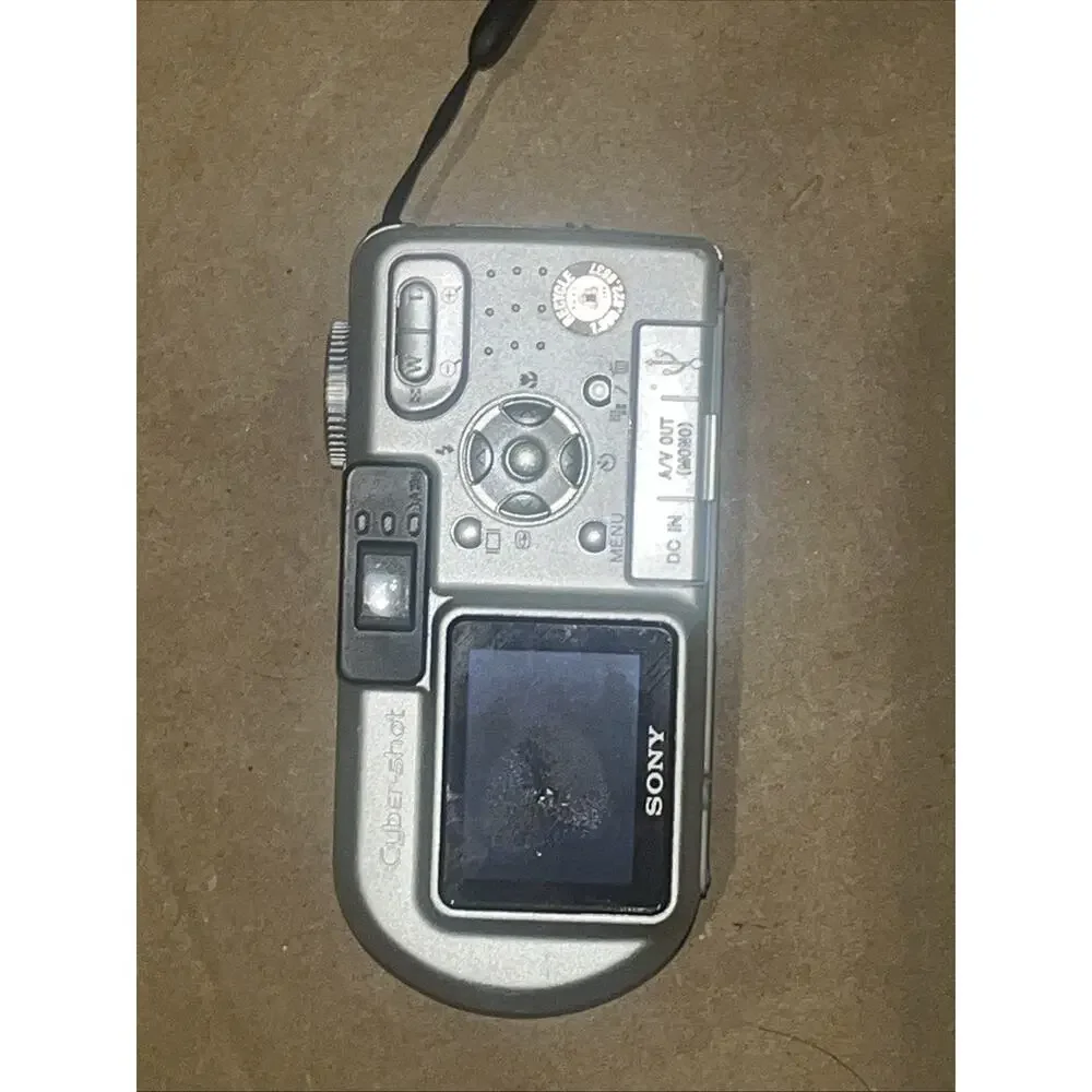 Sony Cyber-shot DSC-P8 Compact Digital Camera 3.2MP 3x Zoom Silver For Parts